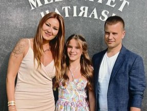 Pınar Altuğ süper minisiyle poz verdi