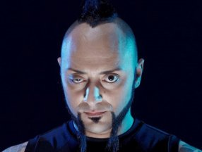 Hayko Cepkin, sahnede düştü