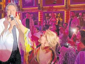 Demet Akalın, Mahsun Kırmızıgül'ün terini sildi