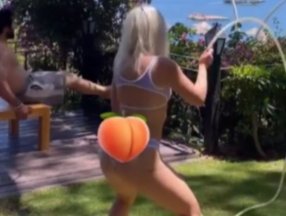 Ece Seçkin kalçasını şeftali emojisi koydu