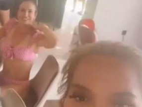 Demet Akalın, Nagihan Karadere altın taktı