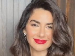 Nesrin Cavadzade kırmızı elbisesiyle poz verdi