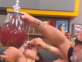 Aslı Bekiroğlu'nun yüzüne cam sebil patladı