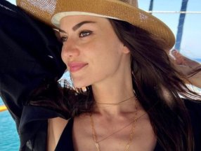Fahriye Evcen'den bikinili poz