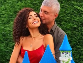 Özcan Deniz'den sevgilisine doğum günü süprizi