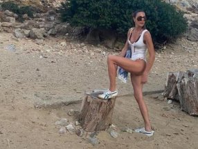 Ece Sükan mayoyla yürüyüş yaptı