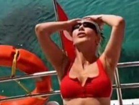Hande Yener kırmızı bikinisiyle poz verdi
