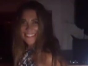 Selen Görgüzel, dekolteli kıyafetiyle dans etti