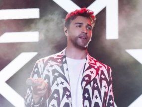 Kocaeli'de konser veren Emre Kaya sahneden düştü