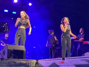 Gülşen'in konserine orkestra ve vokal ekibi çıktı: Gülşen konserimize hoş geldiniz