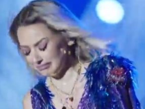 Hadise, sahnede ağladı