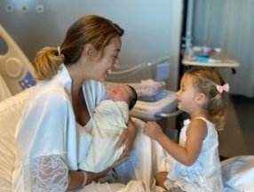 Yeniden anne olan Seda Bakan'dan kızlarıyla poz