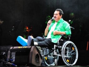 İbrahim Tatlıses, Manisa konserine de tekerlekli sandalyeyle çıktı