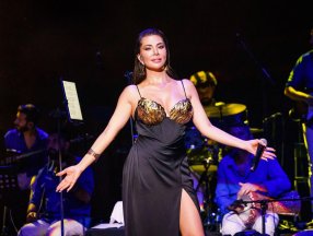 Ebru Yaşar’ın altından sahne kostümü beğeni topladı