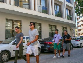 İzmir'de aynı evi farklı kiracılara veren emlakçı tutuklandı