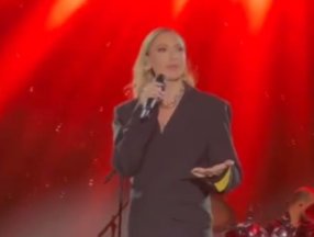 Hadise, sahnede yüzük fırlattı