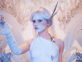 Grimes, elf kulağı yaptırdı