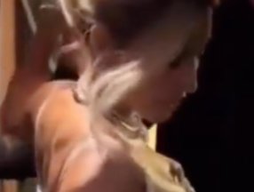 Kim Kardashian dar elbisesiyle zıplayarak yürüdü