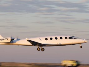 Dünyanın ilk elektrikli uçağı havalandı