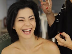 Merve Boluğur, gelinliğini gösterdi