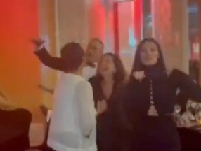 Pınar Deniz ile Demet Akbağ karşılıklı göbek attı