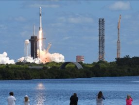 NASA astronotları SpaceX roketiyle uzaya fırlatıldı