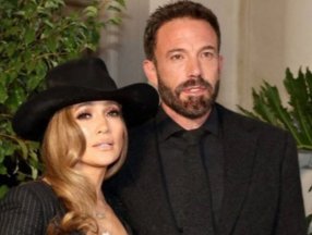 Ben Affleck ve Jennifer Lopez'den evli çift pozu