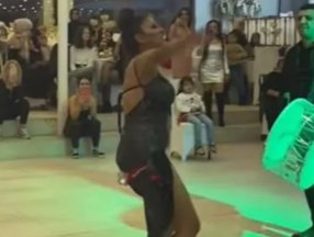 Solmaz Çiros, eteğini beline bağladı