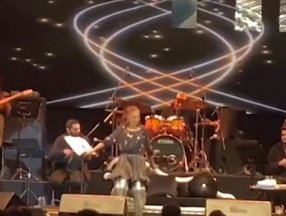 Yıldız Tilbe, sahnede kıyafetini giyerken düştü