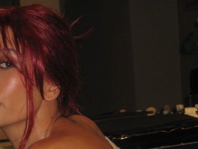 Hailey Baldwin banyoda poz verdi