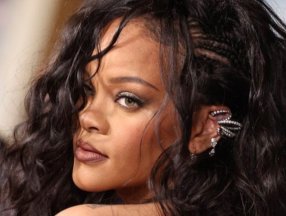 Rihanna katıldığı etkinlikte göz doldurdu