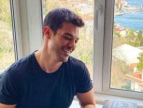 Mehmet Dinçerler Kuveytli şarkıcı ile görüntülendi