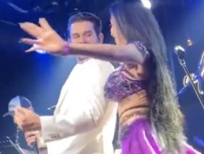 Cem Belevi, dansözle oynadı