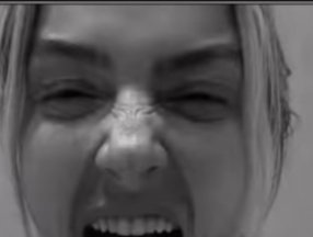 Hadise'den küvet pozu