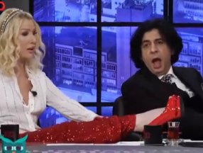 Seda Sayan bacağını masaya uzattı