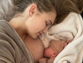 Romee Strijd ikinci bebeğini kucağına aldı