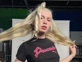 Aleyna Tilki mini eteği ile frikik verdi