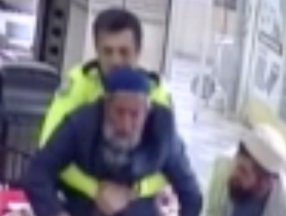 Çorum'da polis yaşlı adamı Heimlich manevrası ile kurtardı