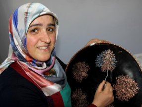Erzincan'da bir ev hanımı, şehrin tek kadın bakır ustası oldu