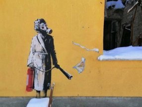 Ukrayna da Banksy nin eseri duvardan sökülerek çalınmak istendi