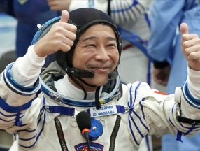 Japon milyarder Maezawa, Ay'a gideceği 8 ismi açıkladı