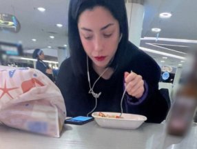 Merve Boluğur, elinde alkol şişeyle AVM gezdi