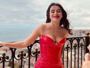 Göğüs dekolteli elbise giyen İlayda Alişan, çok beğenildi