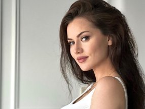 Fahriye Evcen’den karnı burnunda poz