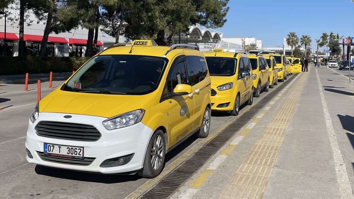 Antalya Havalimanı'nda taksicilerden depremzedelere ücretsiz ulaşım hizmeti