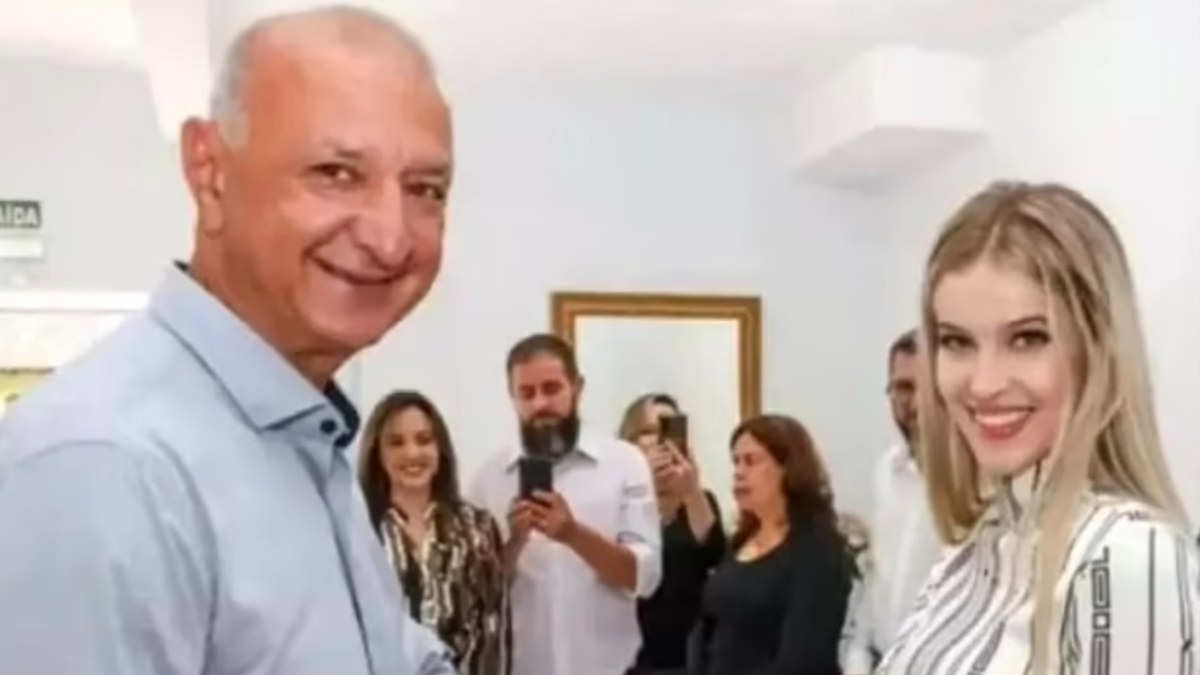 65-year-old mayor marries 16-year-old beauty queen