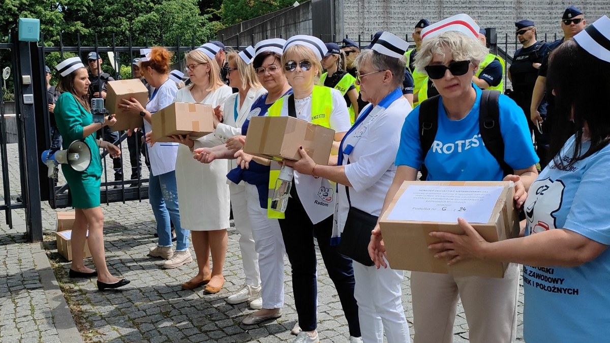 Nurses protest wage gap in Poland
