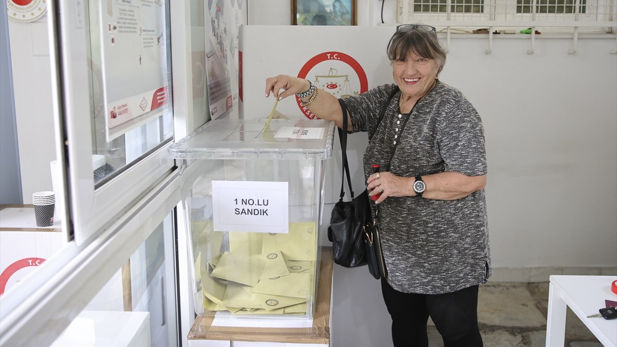 Second round voting continues in Greece’s presidential election