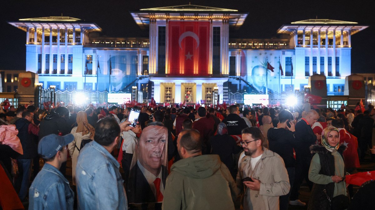 Binlerce vatandaş balkon konuşması için Cumhurbaşkanlığı Külliyesi'nde