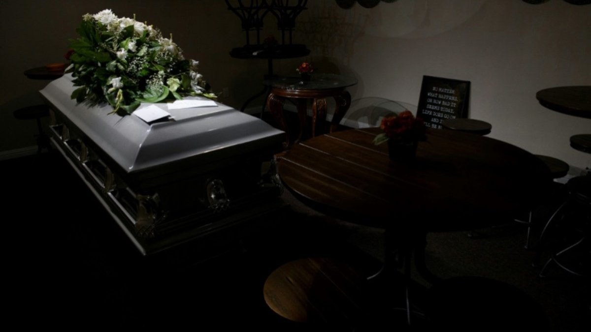 Elderly woman who seems to have lived at her funeral in Ecuador dies in hospital